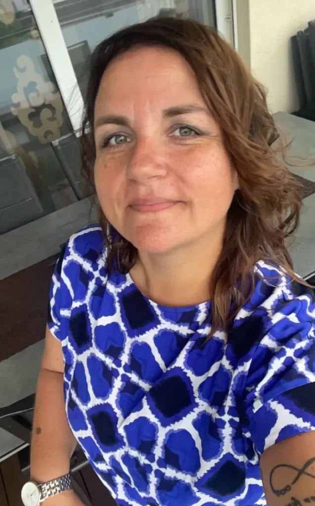 Tatjana's Profilbild, blaue bluse brünette Locken